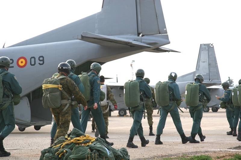 GAR de la Guardia Civil: salto paracaidista de apertura automática