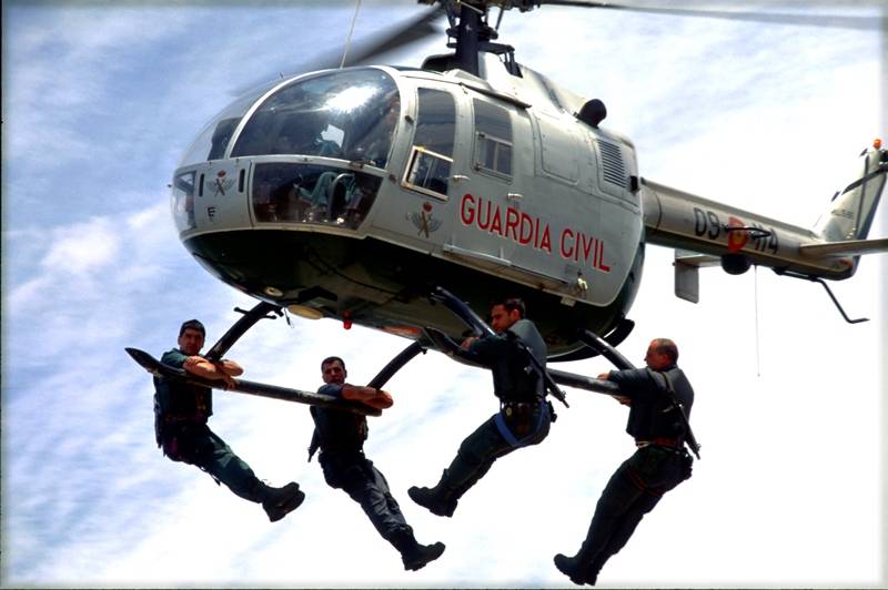 GAR de la Guardia Civil: guardias colgados de los patines de un helicóptero Bö-105 (archivo)