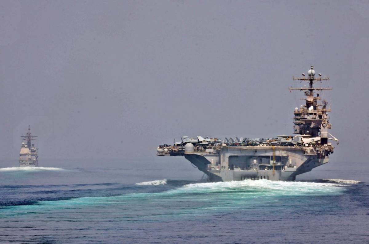 El crucero de misiles guiados USS Cape St. George (CG 71) y el portaaviones USS Abraham Lincoln (CVN 72) atraviesan el estrecho de Ormuz.(Fotografía de la Marina de los EE. UU. tomada por el especialista en comunicación de masas de tercera clase Alex R. Forster / Publicada)